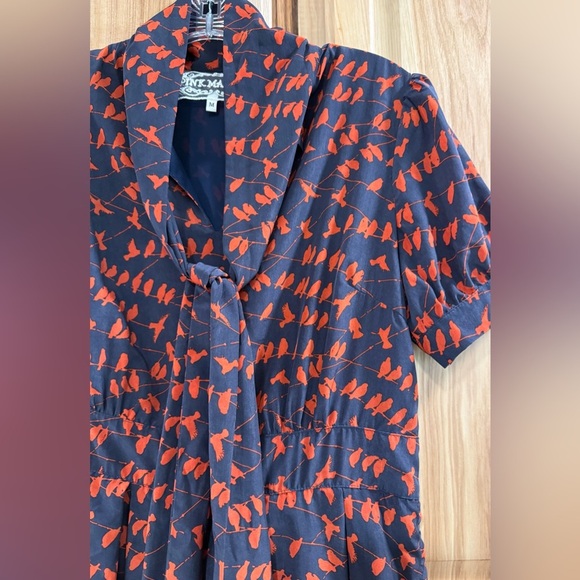 Pink Martini Navy Dress with Red/Orange Bird Design 50’s Vibes Tie Neck Vintage - Picture 5 of 14